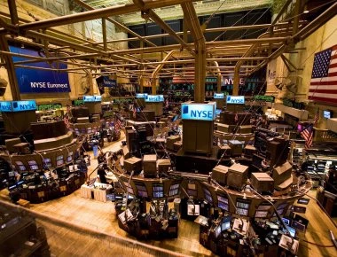 Νέα Υόρκη: «Βουτιά» πάνω από 400 μονάδες για τον Dow Jones